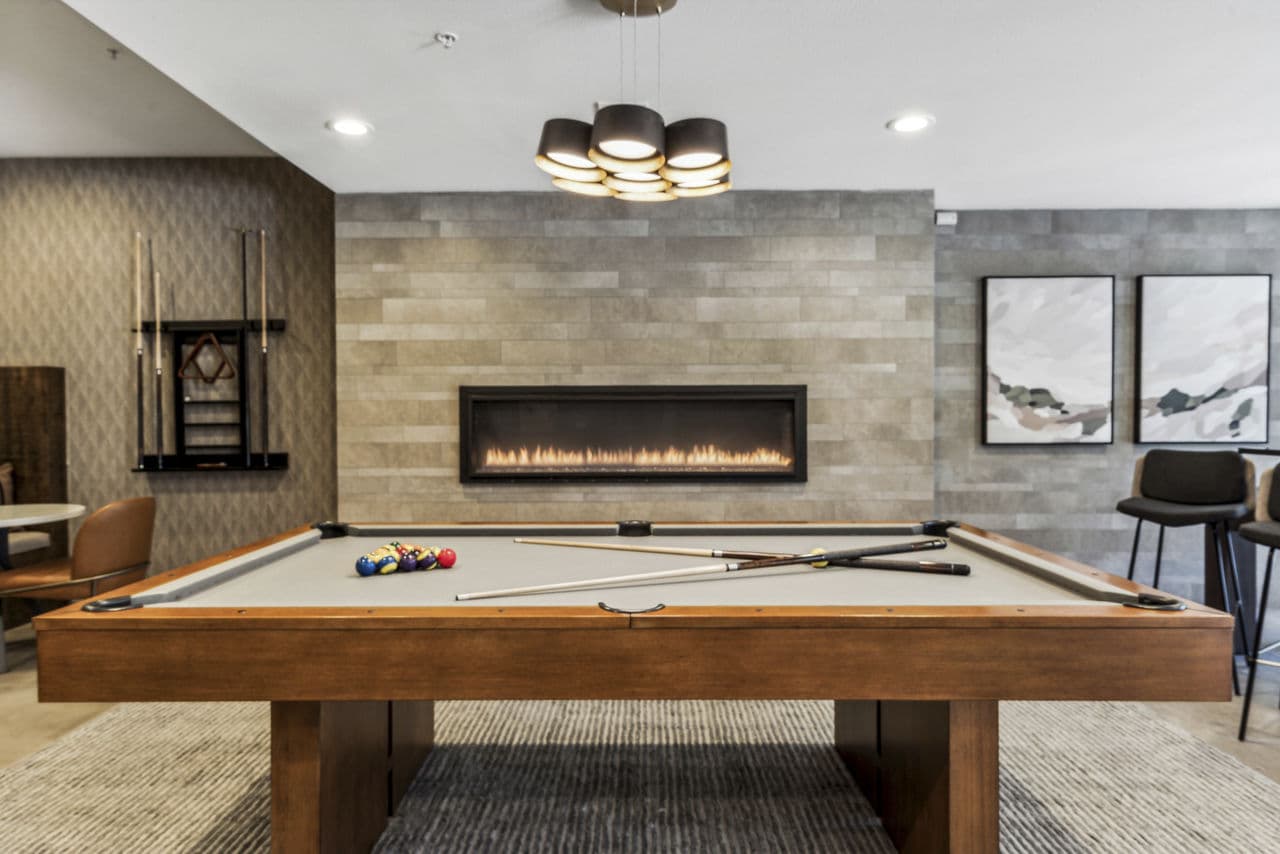 Clubhouse at Gallery at Turtle Creek Apartments: Modern lounge with contemporary seating