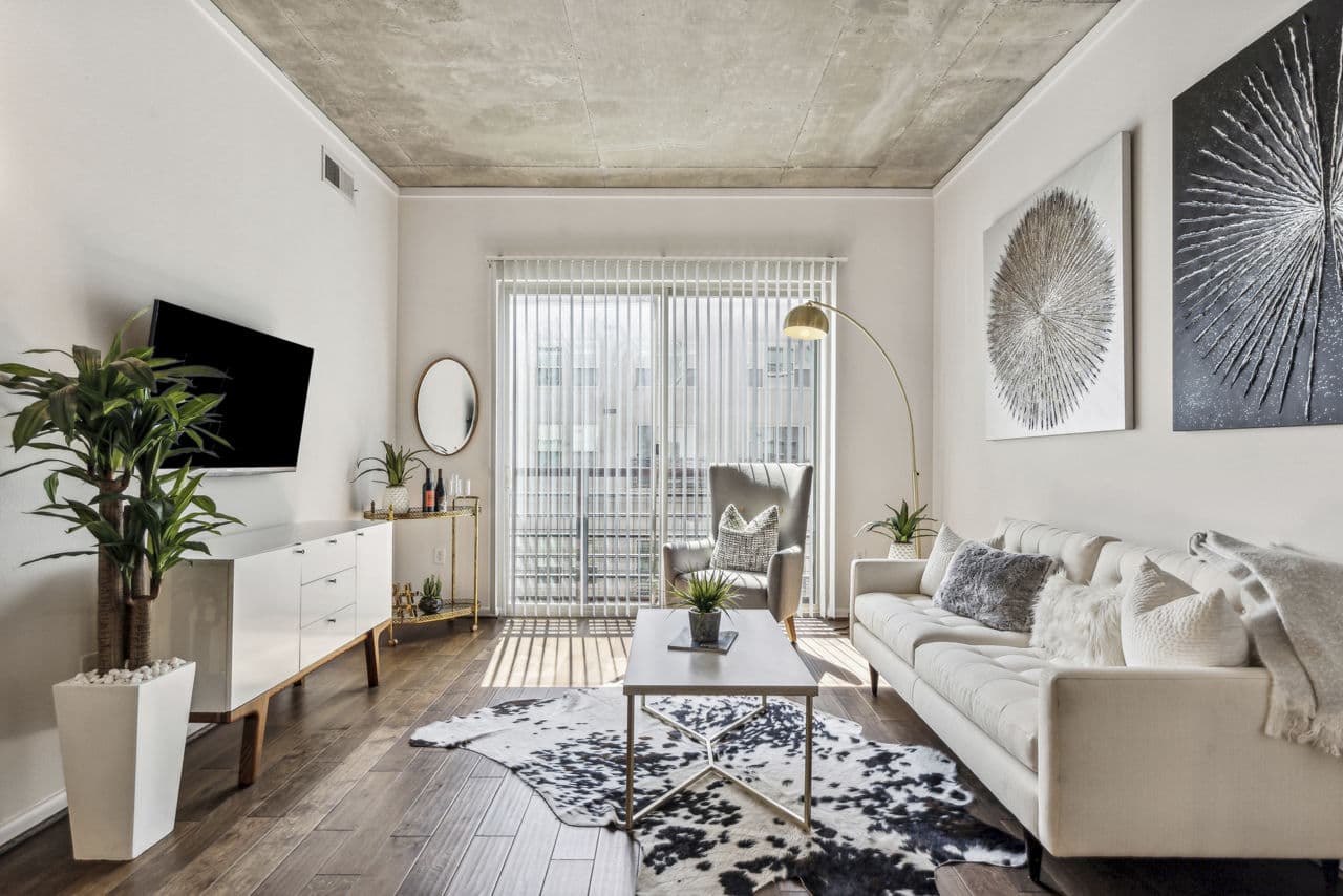 Lounge area at Gallery at Turtle Creek Apartments