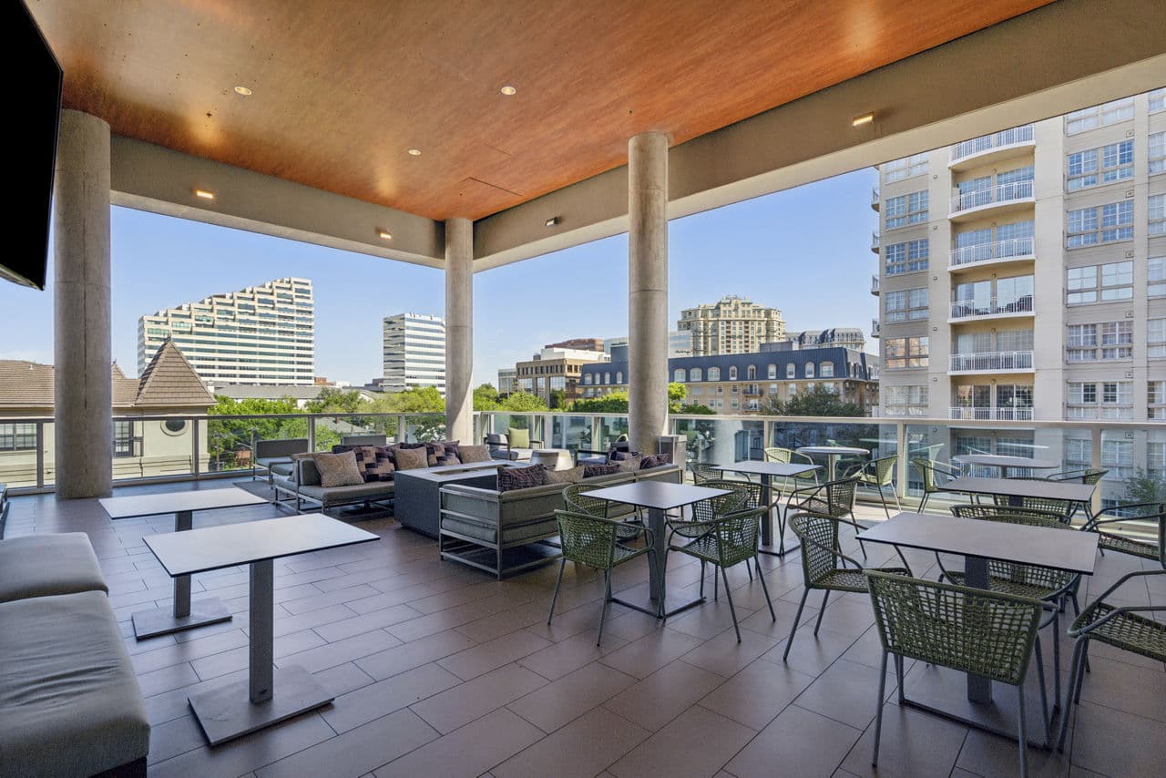 Courtyard with lush landscaping at Gallery at Turtle Creek Apartments