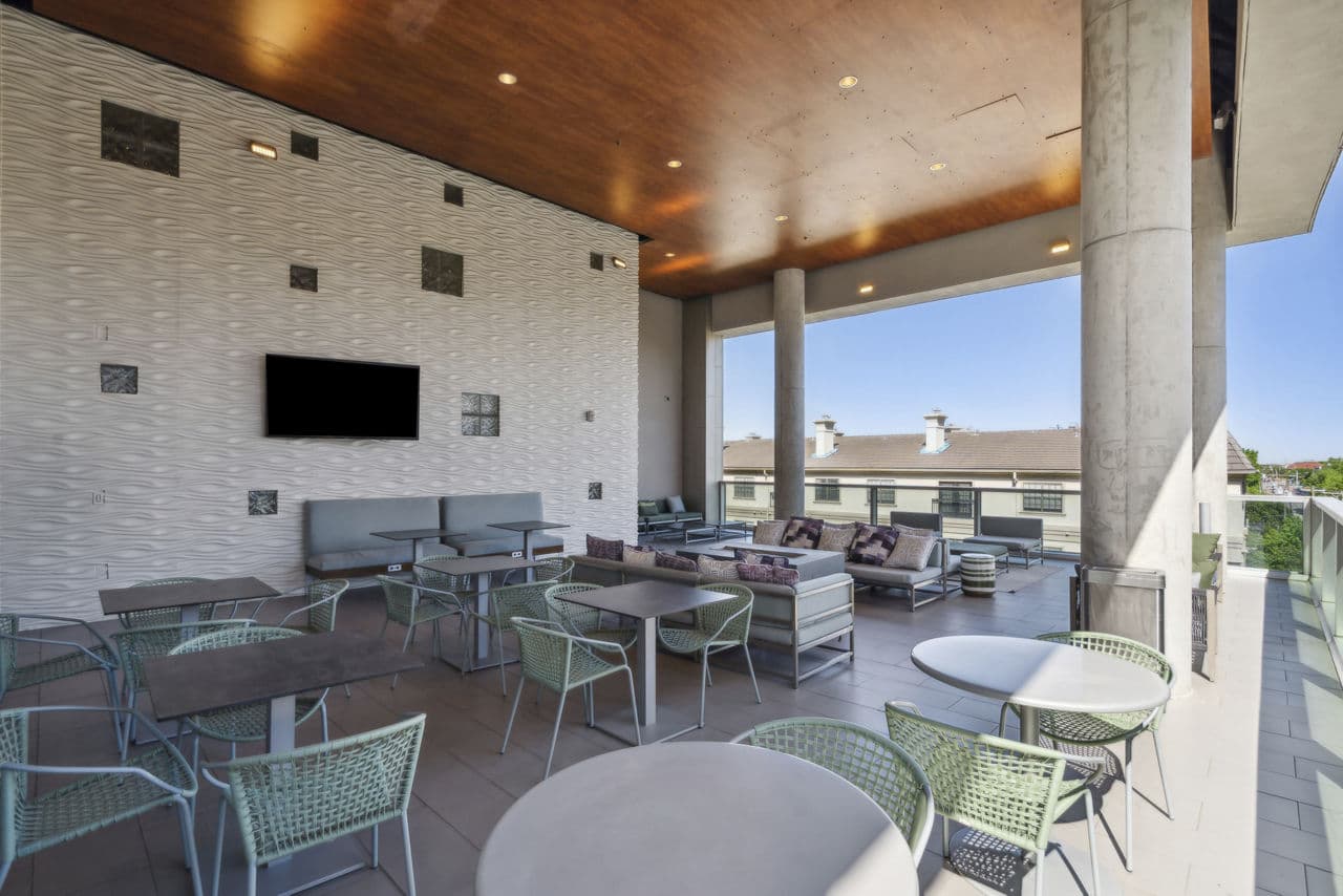 Chic courtyard in Gallery at Turtle Creek Apartments