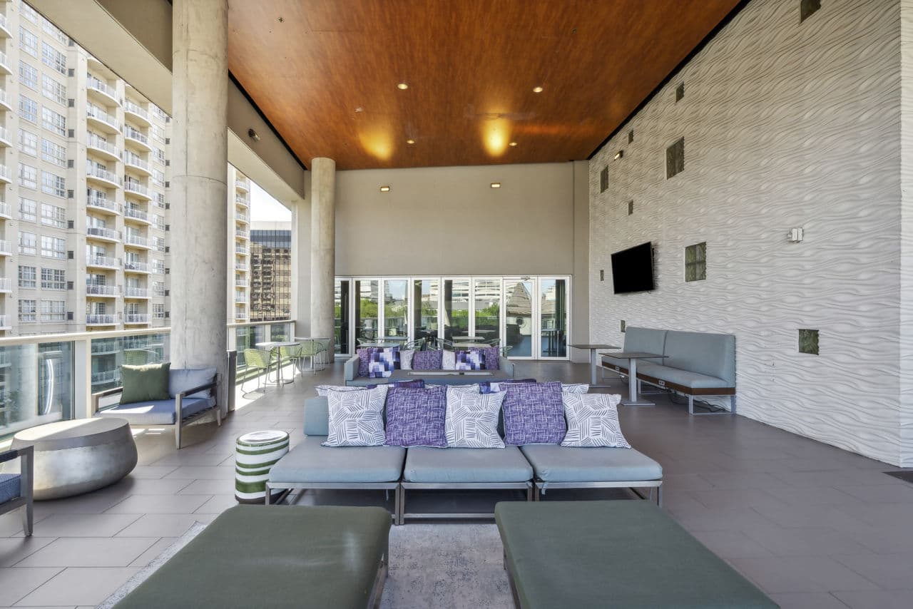 Peaceful courtyard with lush greenery at Gallery at Turtle Creek Apartments