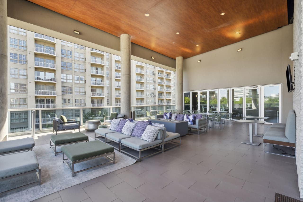 Serene courtyard with lush greenery at Gallery at Turtle Creek Apartments