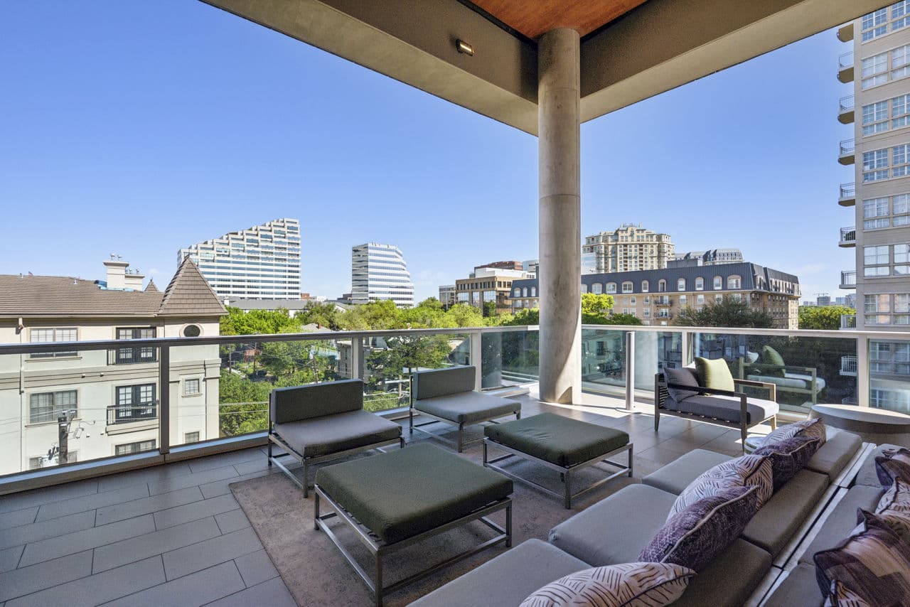 Tranquil courtyard with lush landscaping at Gallery at Turtle Creek Apartments