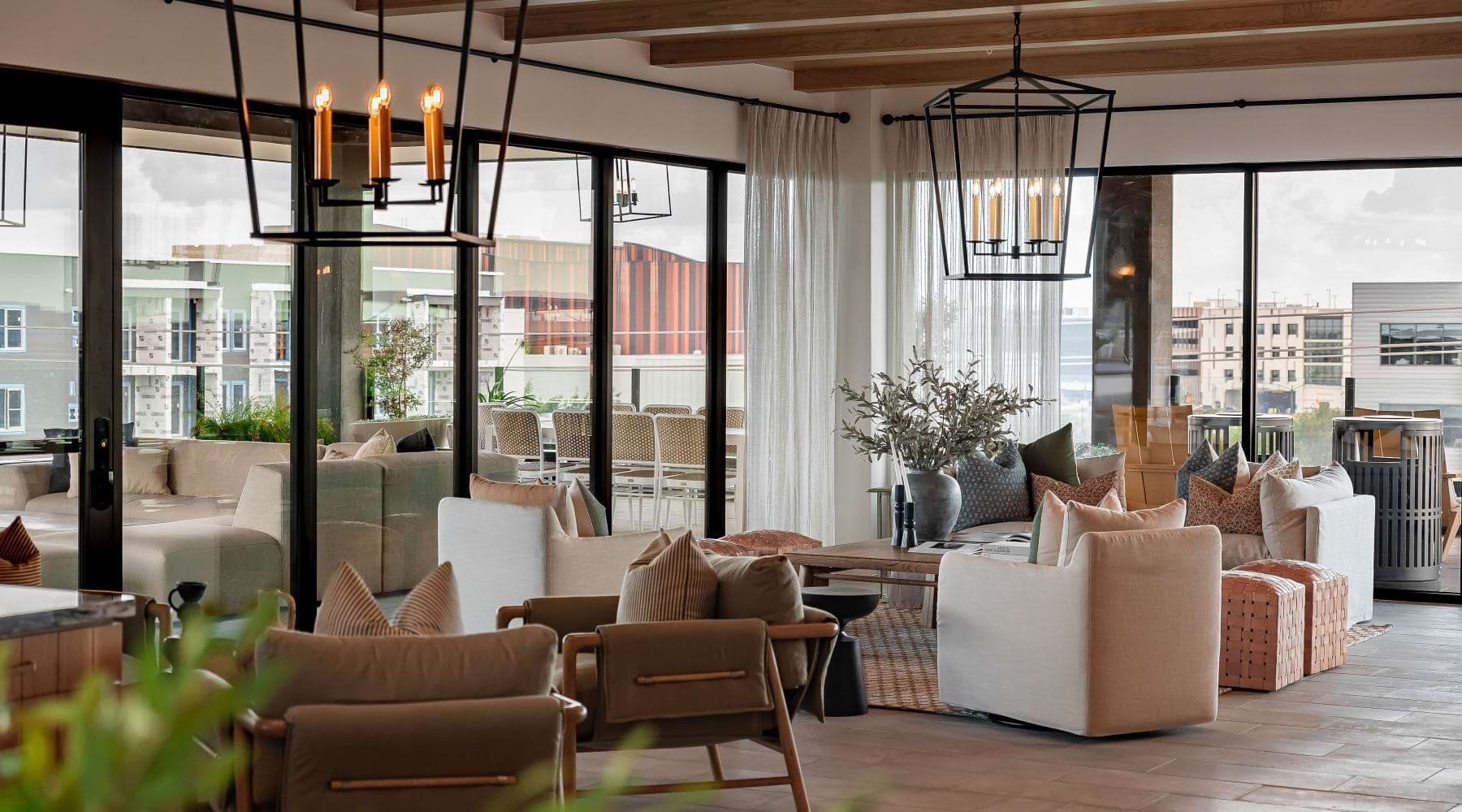 Modern resident lounge with ample seating at Solomon apartments in Austin