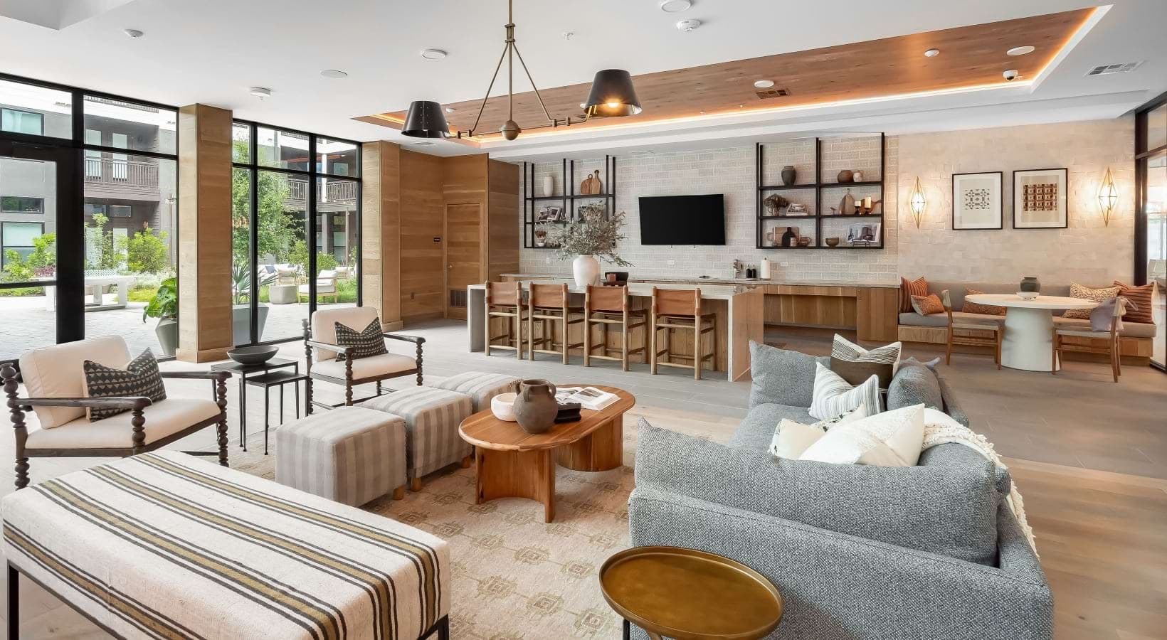 Lounge area with seating and a TV at Solomon apartments for rent in Austin
