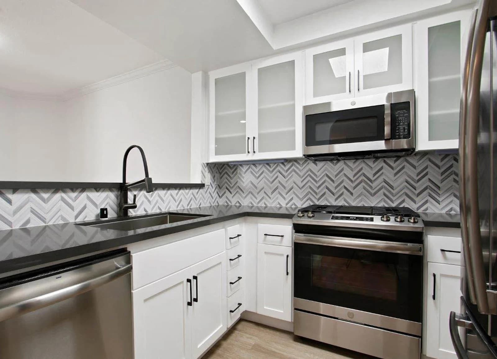 Model Unit Kitchen