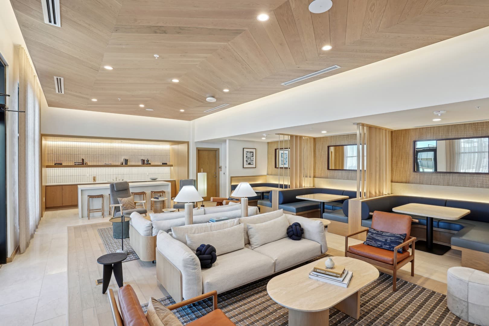 Resident lounge with sofas and wet bar at Starling luxury apartments in Nashville, TN